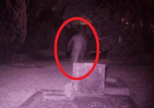 Призрак на млада жена разбуни духовете! Обикаля гробище и прилича на Елен Стивънсън