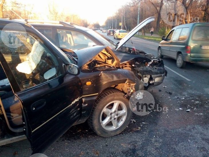 ВИДЕО от верижната катастрофа с преобърната кола на Лаута
