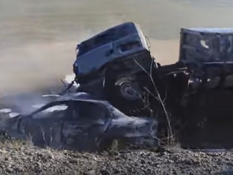 Кола и камион се удариха и избухнаха в пламъци ВИДЕО