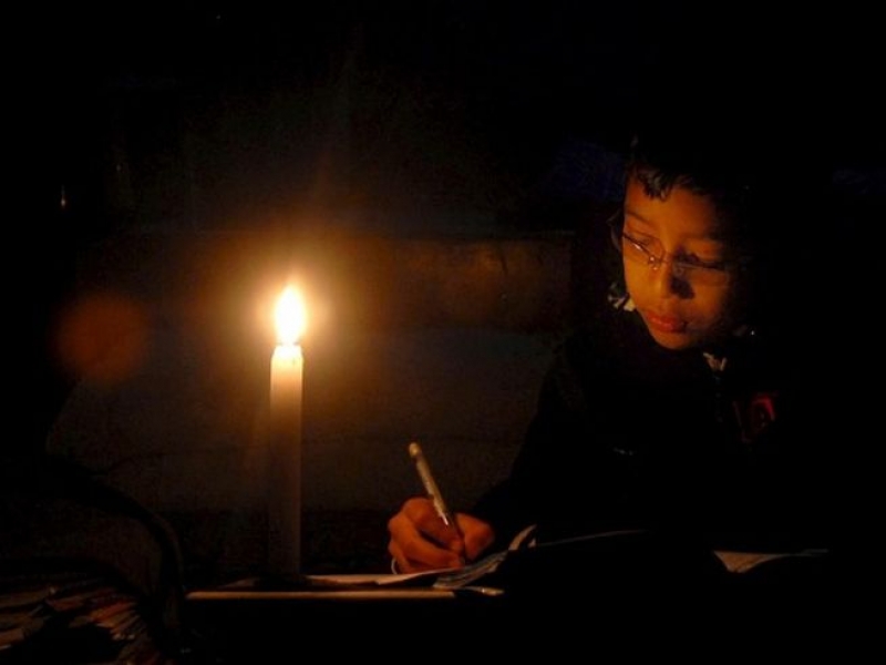 Благородно! Анонимна дарителка стопли семейство, живеещо от 4 години на свещи