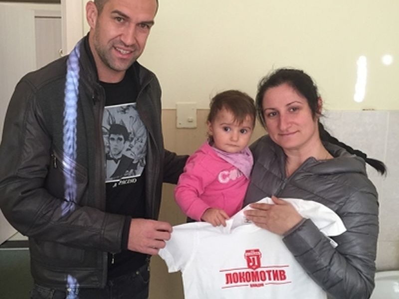 REFAN, Локо Пд и Камбуров зарадваха децата в пловдивската онкохематология с коледни подаръци