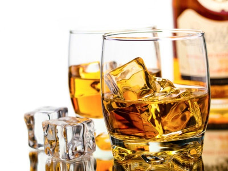 Нагло! Заведения предлагат разредено уиски за празниците
