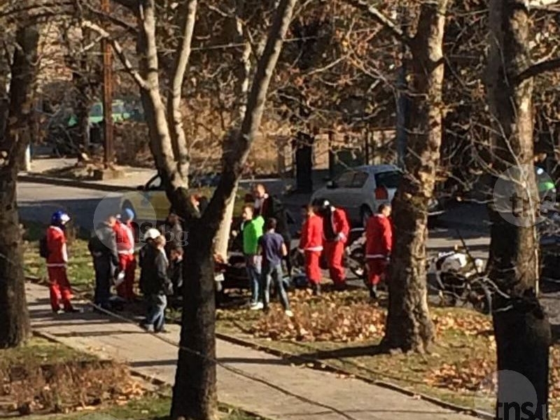 Моторист от кортежа на Дядо Коледа се удари в дърво в Смирненски СНИМКИ