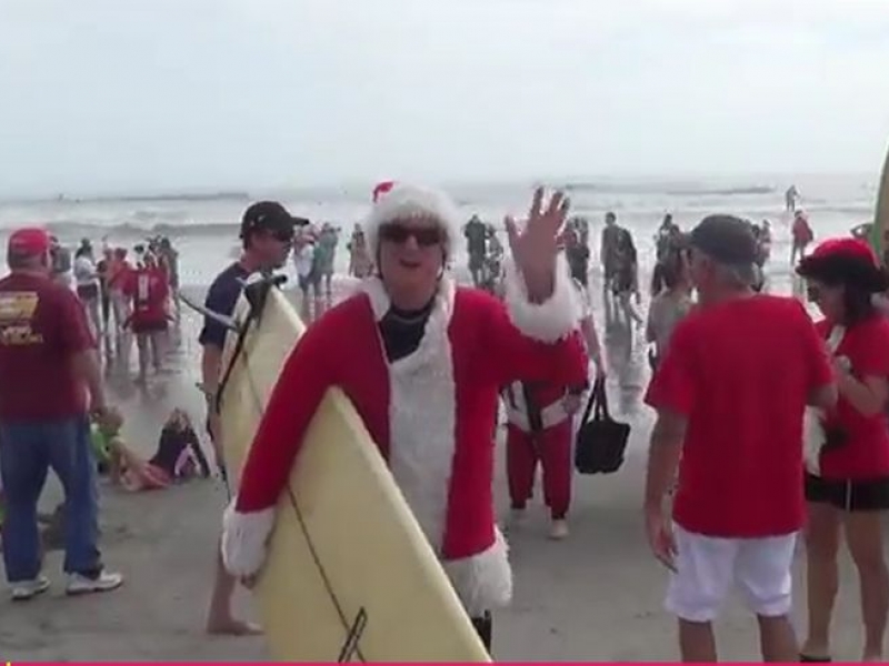 Стотици сърфисти, облечени като Дядо Коледа, празнуват ВИДЕО