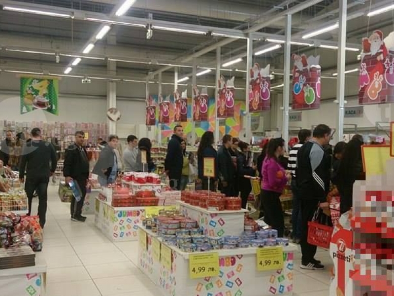 Кошмарът в мола за играчки продължава и днес СНИМКИ