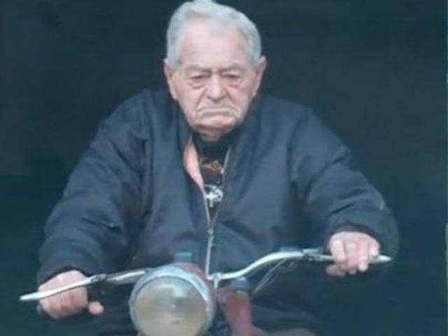 90-годишен дядо продължава да кара любимия си мотор