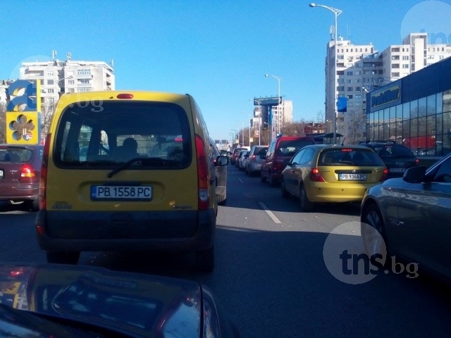 Ад по пътищата днес! Хиляди пловдивчани се прибират след коледните празници