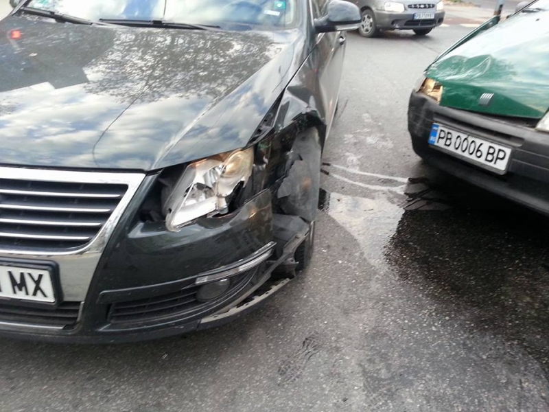 От последните минути: Два автомобила се треснаха на Камела СНИМКИ