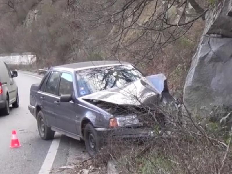 Кола се заби в скала в Кресненското дефиле ВИДЕО