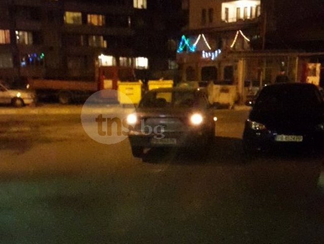 Господари на пътя в Асеновград паркират насред пътя - псуват при забележка СНИМКА