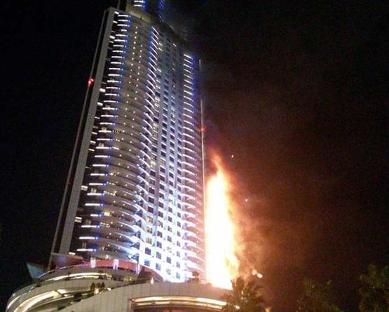 Голям пожар бушува в Дубай на метри от Николета Лозанова СНИМКИ И ВИДЕО 