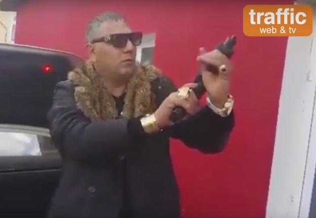 Мъж от ромската махала на Пазарджик позира с цял арсенал ВИДЕО