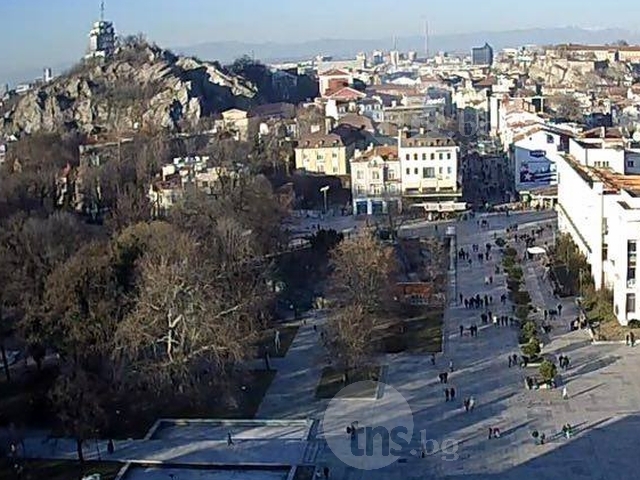 Пловдивчани напълниха кафенетата, а улиците на града няма да ги познаете! СНИМКИ