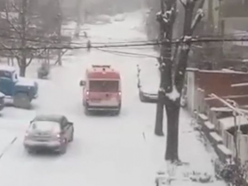 Линейка 30 минути не може да стигне до болницата заради непочистена улица ВИДЕО