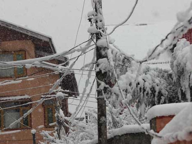 Заради снега села в три области останаха без ток