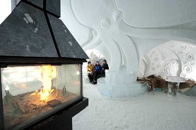 Огромен леден замък отвори врати в Канада ВИДЕО