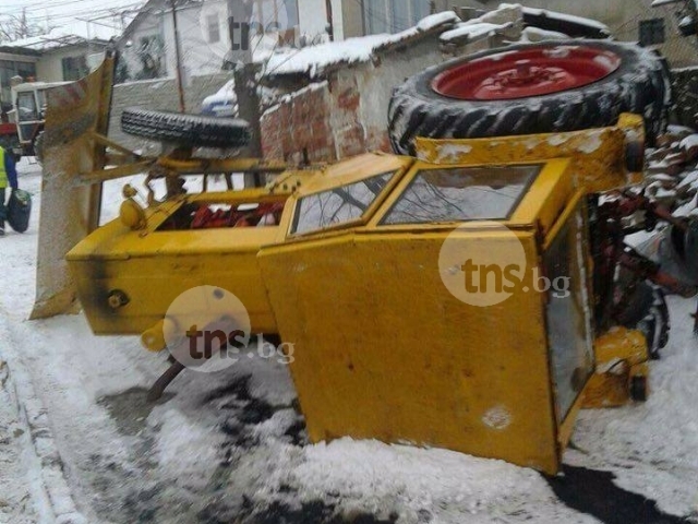 Снегорин се преобърна на улица в Пловдив СНИМКИ