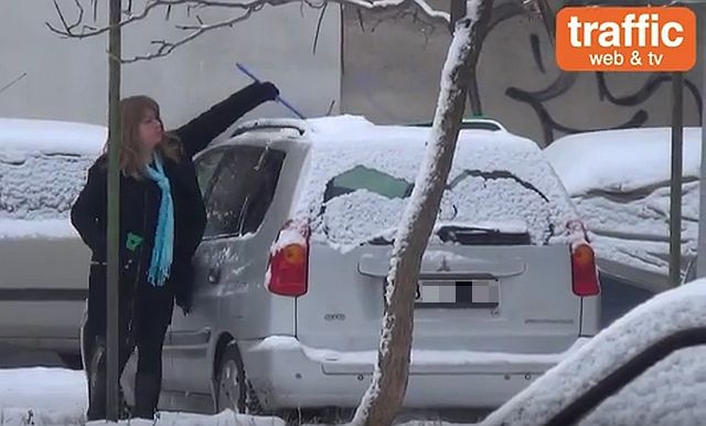 Дебел лед покри колите в Пловдив! Ето как шофьорите се борят с него! ВИДЕО