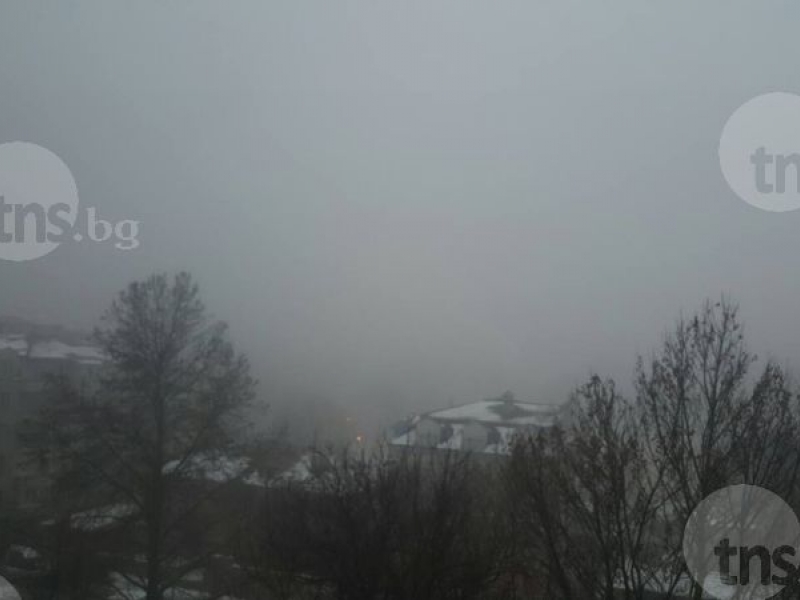 Гъста мъгла падна над Пловдив! Видимостта е едва 40 метра СНИМКИ