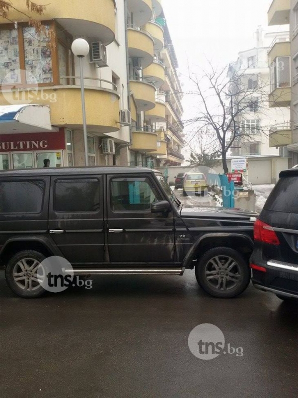 Мария Янкова затвори с джипа си гаражите на цяла кооперация 
