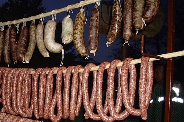 Гладни години! Мъже пребиха свой съсед в Пловдивско, взеха му 10 литра ракия 7 кила месо