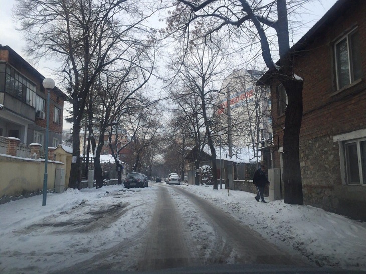  Пловдивчани се потрошиха на заледени тротоари, ортопеди ги закрепват