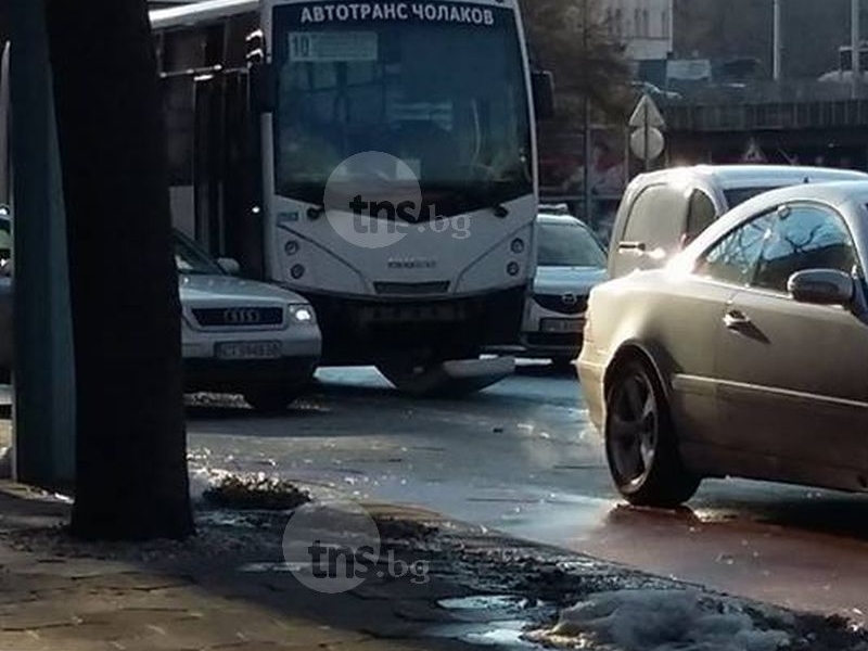 Автобус отнесе пасат на Света Петка СНИМКИ