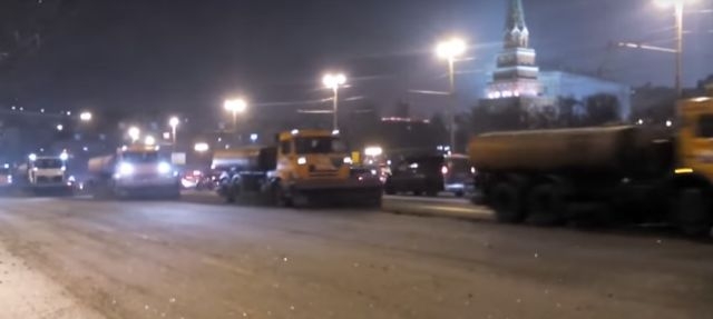 Стотици снегорини плъзнаха из улиците на Москва ВИДЕО