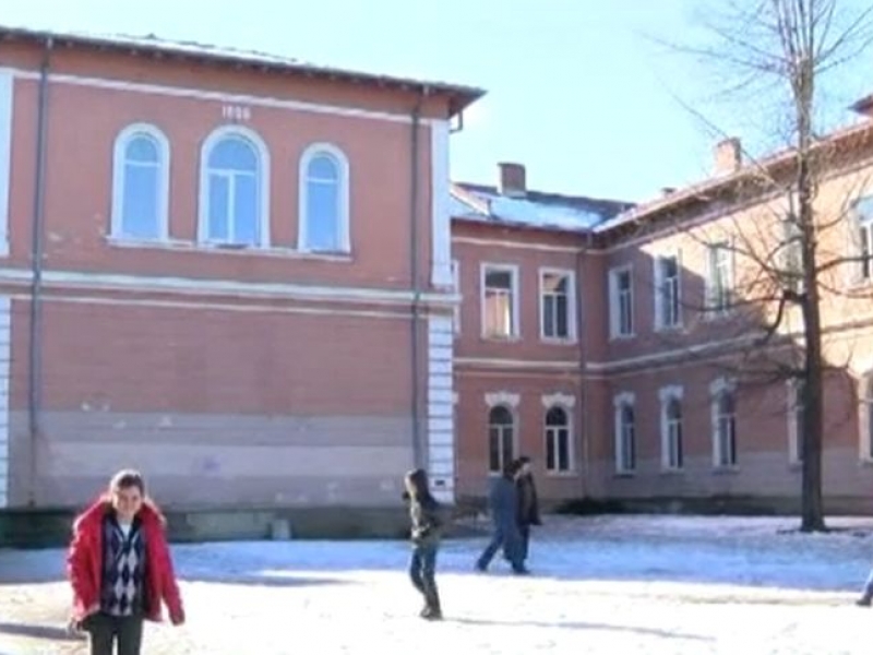 Майка преби учителка в клас пред очите на децата 