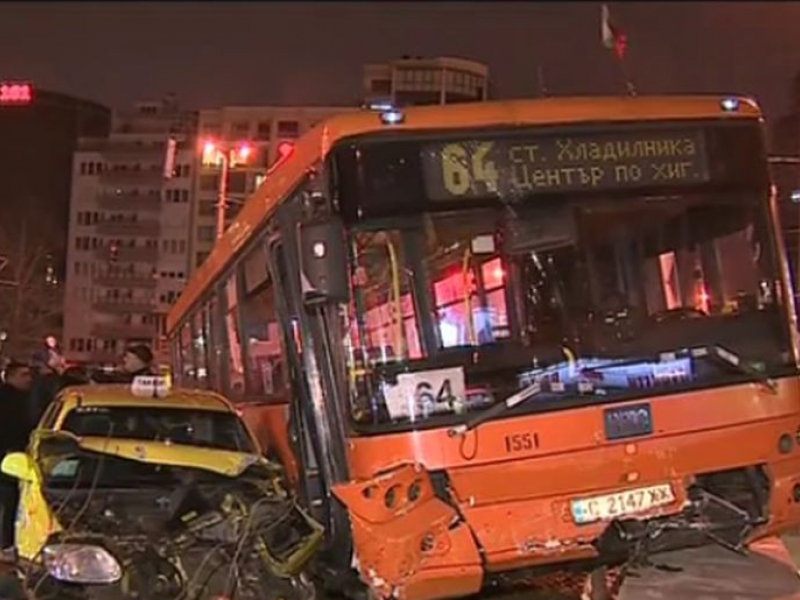 ВИДЕО от зверската катастрофата с автобуса джип и такси 