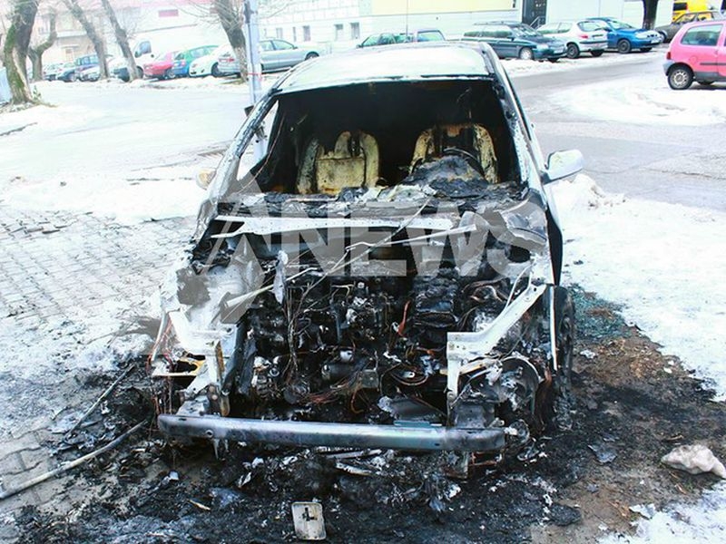 Кола на съпругата на бизнесмен изгоря до гуми СНИМКИ