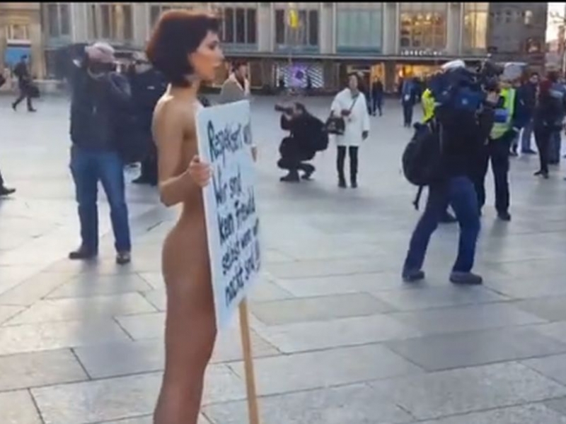 Художничка се съблече чисто гола на протест срещу сексуалното насилие в Кьолн ВИДЕО 18+