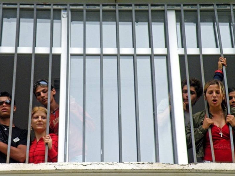 Възпитател от интернат задигнал кило злато и 100 000 лева от дете, изкарват момичета по бельо на студа