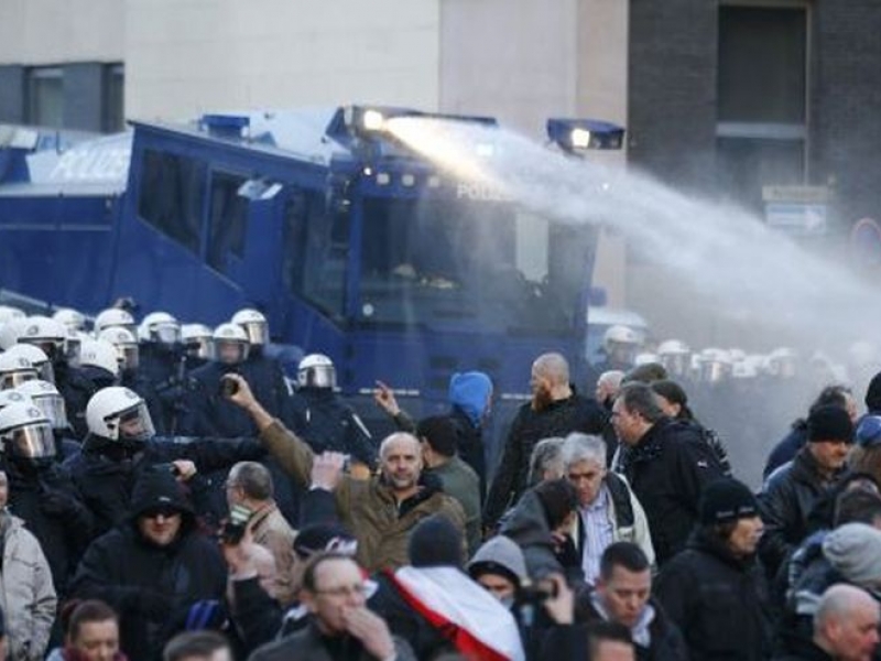 Ексцесии в Кьолн! Полицията разпръсква протестиращи с водни оръдия и сълзотворен газ