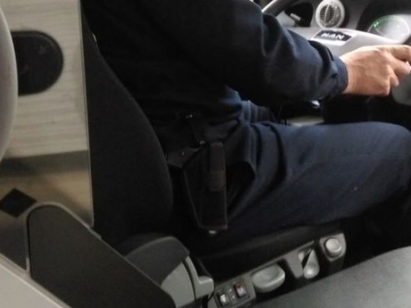 Шофьор на градския транспорт кара автобус с пищов на колана СНИМКА