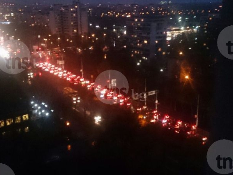 Невиждано задръстване в Пловдив! Километрични опашки по 