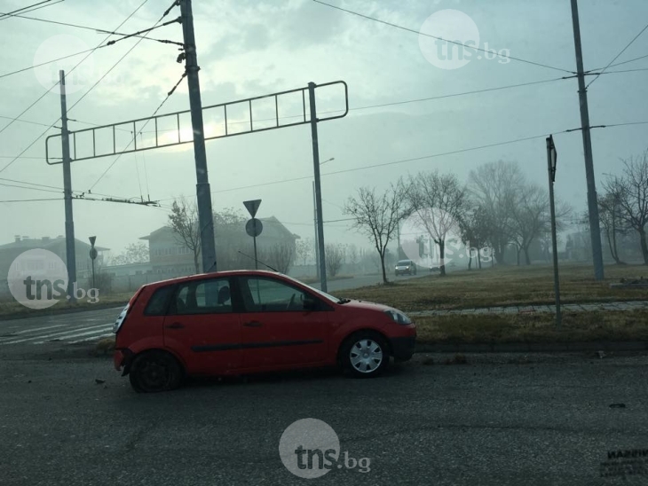 Два автомобила се удариха на Околовръстното на 