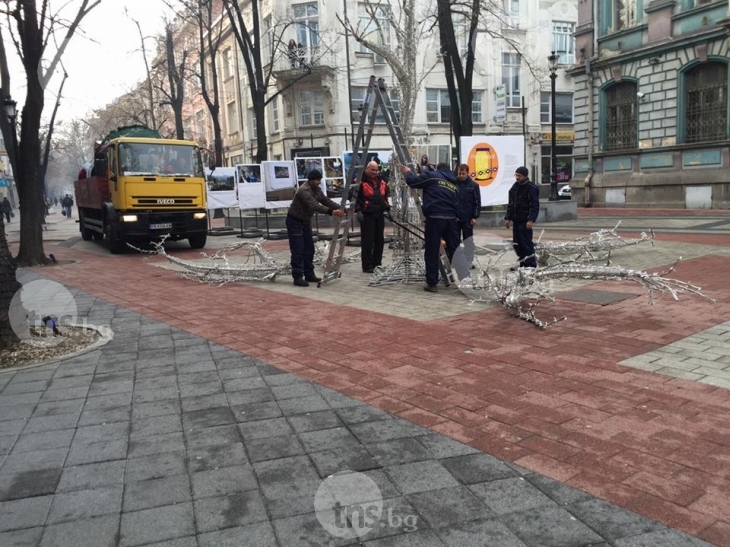 Пловдив се преоблича делнично - сваля коледните дрехи СНИМКИ