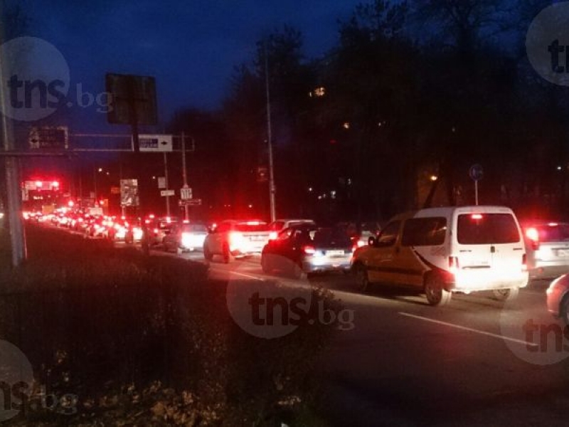 Блокадата на пътя започна! Тапи се образуваха из целия Пловдив СНИМКИ