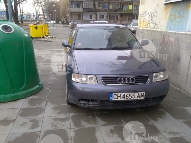 Мундари паркират върху нов тротоар при полупразен паркинг в Гагарин СНИМКИ