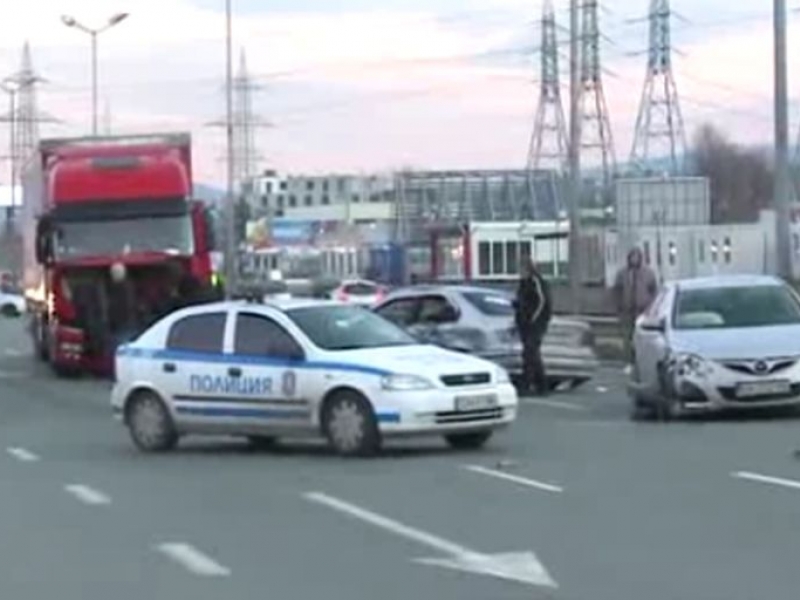 Меле на Околовръстното! Тир се удари в кола, има ранени СНИМКА