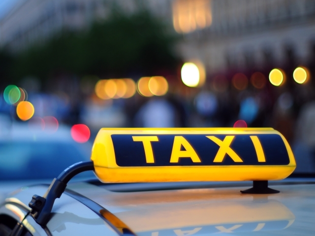Таксиметров шофьор наръга с нож млад мъж