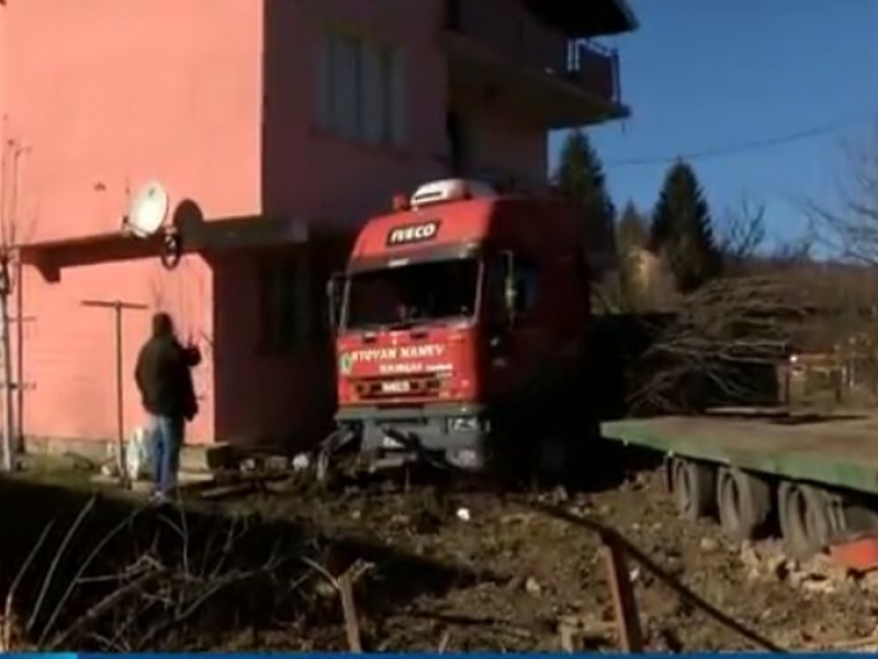 ТИР влетя в двор на къща ВИДЕО