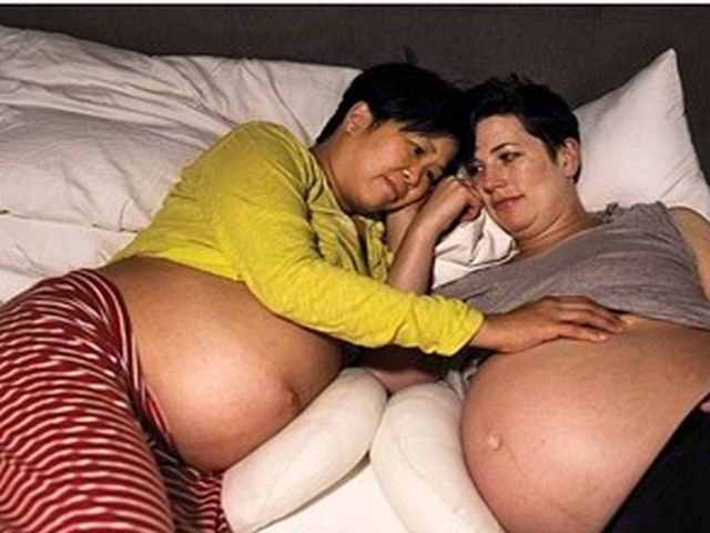Двойка лесбийки родиха бебета по едно и също време