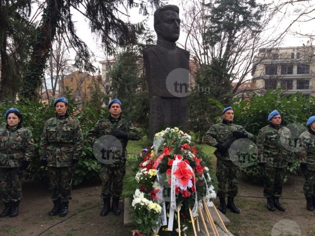 138 години свободен Пловдив! Военни, граждани и общественици се поклониха на героите СНИМКИ