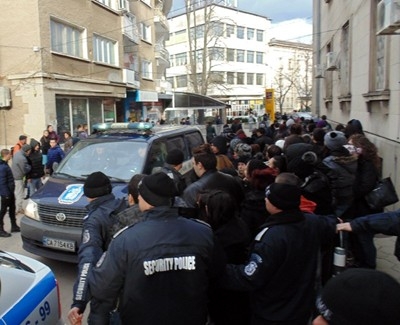 Напрежение във Враца! Десетки са окупирали входовете на съда, не пускат убийците на Тодор