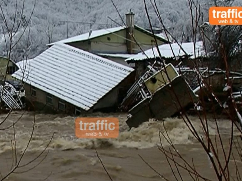 ВИДЕО от бедствието в Смолян! Водата носи къщи, реки преливат! 
