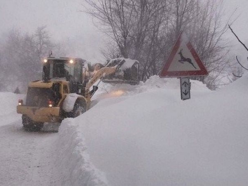 Спасиха 9 души, сред които и дете от снежна блокада
