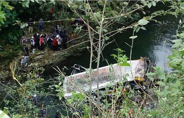 Автобус падна в 35-метрова пропаст в Перу