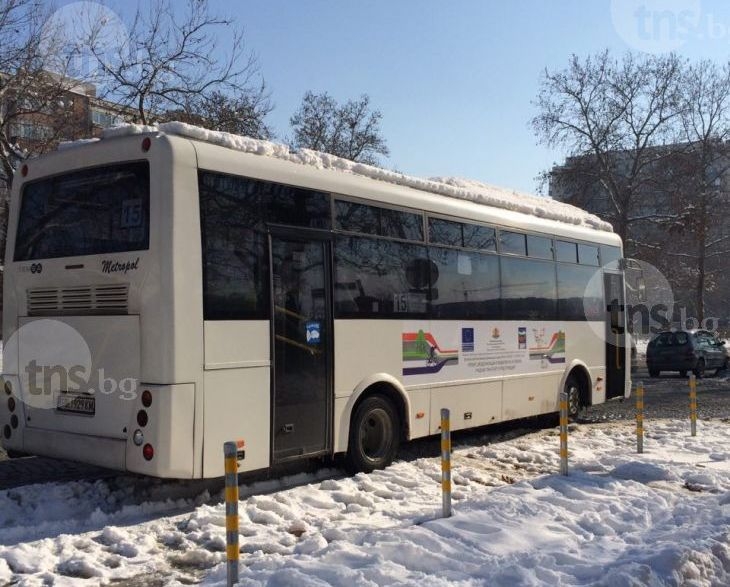 Блъснаха автобус на метри от катастрофата до мол Пловдив! СНИМКИ